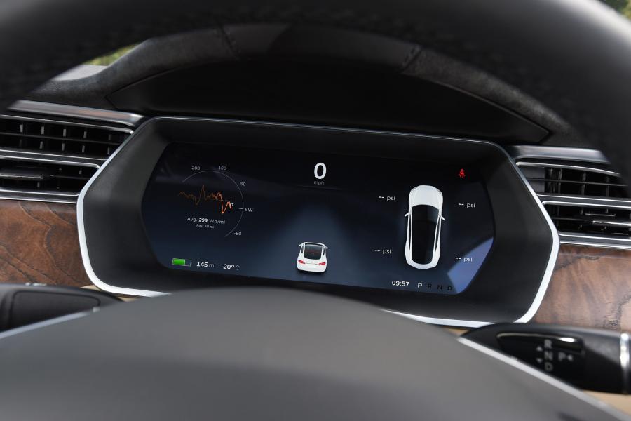 Панель приборов Tesla Model S 60D  2016 года  (UK) (фото 15 из 17)